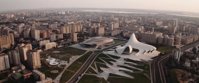 Standbild aus Lufthansa – City of the Month: Baku. Luftaufnahme der Stadt mit dem Heydar-Aliyev-Zentrum.