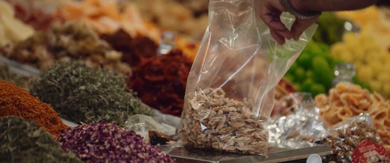 Standbild aus Lufthansa – City of the Month: Baku. Getrocknete Früchte werden auf dem Markt in eine Tüte gefüllt.