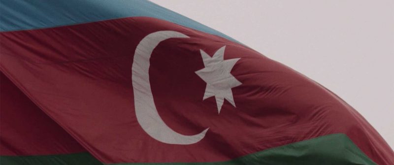 Standbild aus Lufthansa – City of the Month: Baku. Die Flagge Aserbaidschans im Wind.