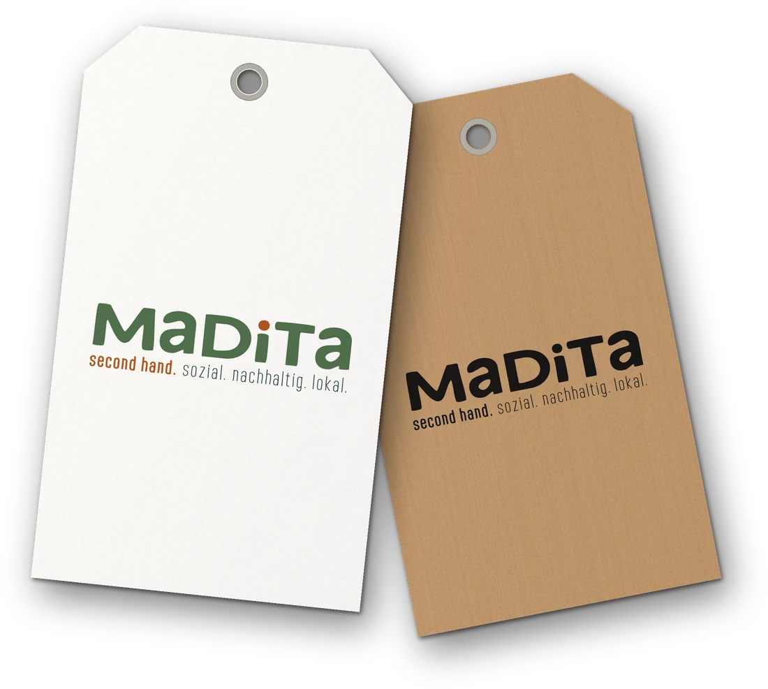 Mockup: zwei Hängeetiketten mit dem Madita-Logo, weiß und aus Kraftpapier.