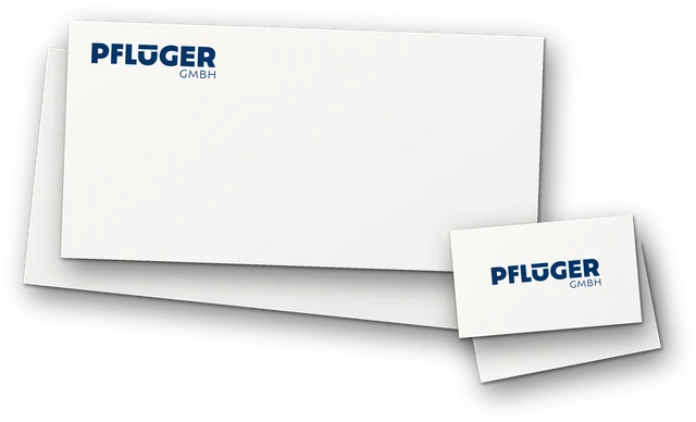 Mockup: Briefumschlag und Visitenkarten mit dem Pflüger-Logo.