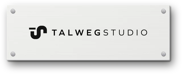 Mockup: helles Studioschild aus Aluminium mit dem Talweg-Studio-Logo und vier Wandabstandshaltern.