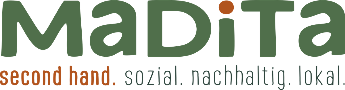Logo Madita in Grün mit orangem i-Punkt und dem Zusatz „second hand. sozial. nachhaltig. lokal.“