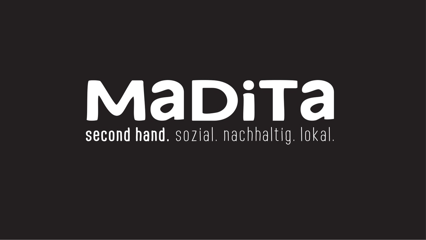 Madita-Logo einfarbig weiß auf dunklem Grund.