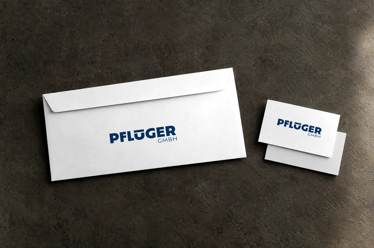 Mockup: Briefumschlag und Visitenkarten mit dem Pflüger-Logo.