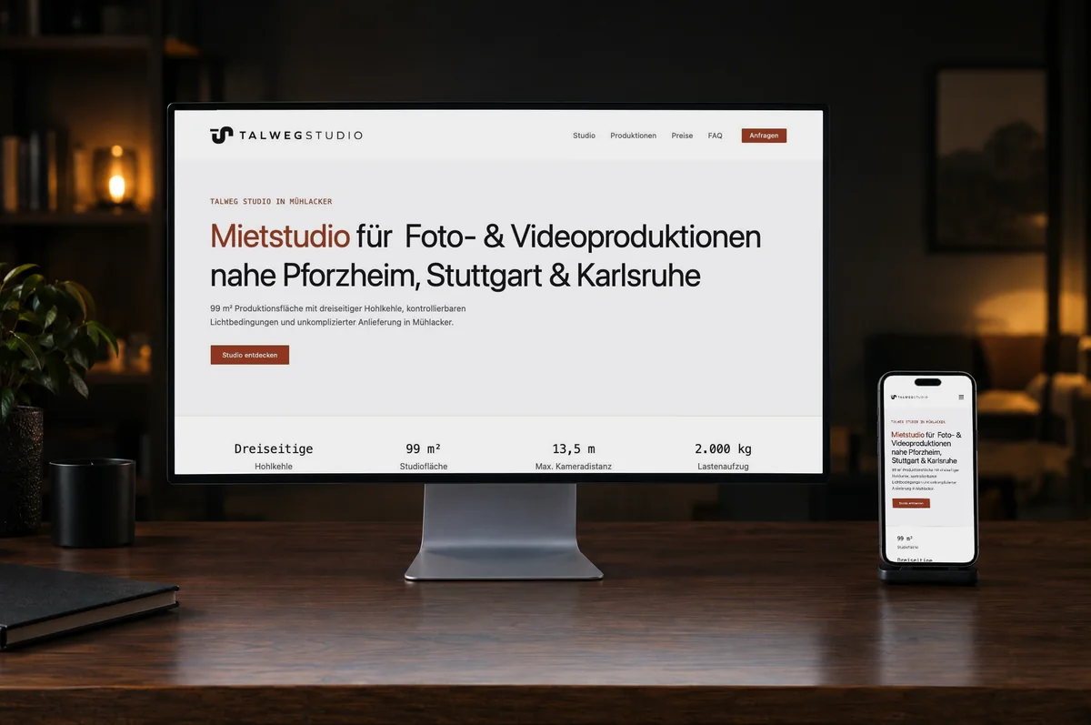 Mockup: Startseite talwegstudio.de auf Monitor und Smartphone.
