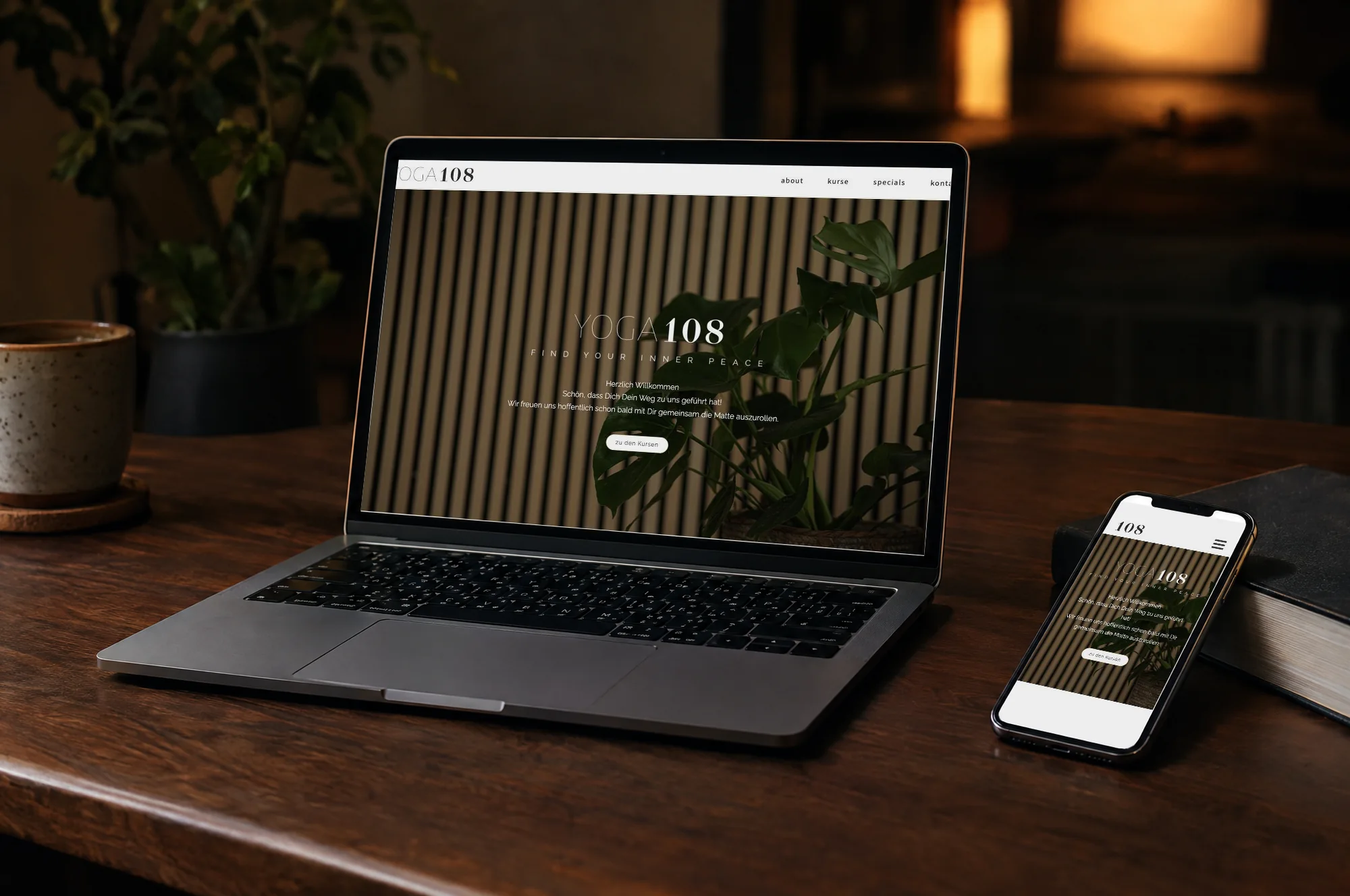yoga-1-0-8.de auf Laptop und Smartphone (Mockup) – Screenshots vergrößern